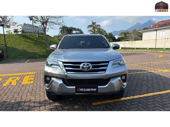 TOYOTA-HILUX SW4-2.8 SRX 4X4 7 LUGARES 16V TURBO INTERCOOLER DIESEL 4P AUTOMÁTICO TOYOTA-HILUX SW4-2017