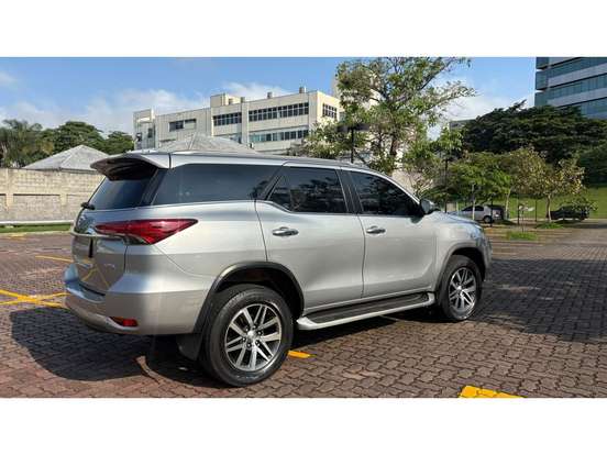TOYOTA-HILUX SW4-2.8 SRX 4X4 7 LUGARES 16V TURBO INTERCOOLER DIESEL 4P AUTOMÁTICO TOYOTA-HILUX SW4-2017