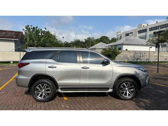 TOYOTA-HILUX SW4-2.8 SRX 4X4 7 LUGARES 16V TURBO INTERCOOLER DIESEL 4P AUTOMÁTICO TOYOTA-HILUX SW4-2017