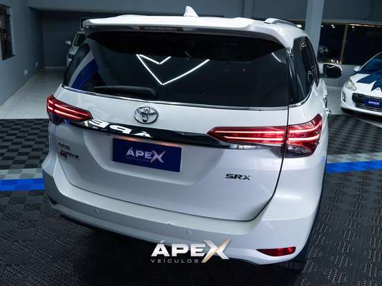 TOYOTA-HILUX SW4-2.8 SRX 4X4 7 LUGARES 16V TURBO INTERCOOLER DIESEL 4P AUTOMÁTICO TOYOTA-HILUX SW4-2016