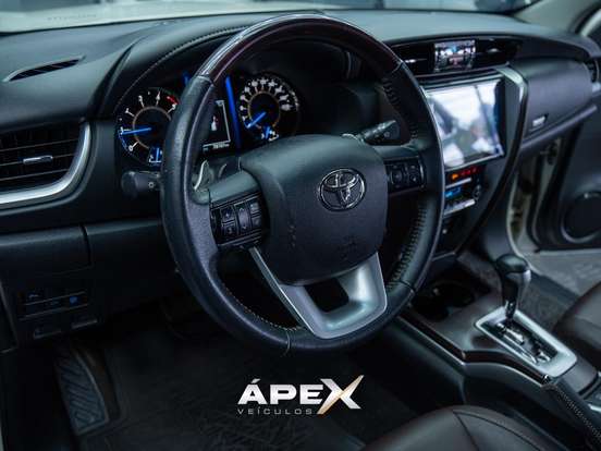 TOYOTA-HILUX SW4-2.8 SRX 4X4 7 LUGARES 16V TURBO INTERCOOLER DIESEL 4P AUTOMÁTICO TOYOTA-HILUX SW4-2016