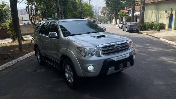 TOYOTA HILUX SW4 3.0 SRV 4X4 7 LUGARES 16V TURBO INTERCOOLER DIESEL 4P AUTOMÁTICO
