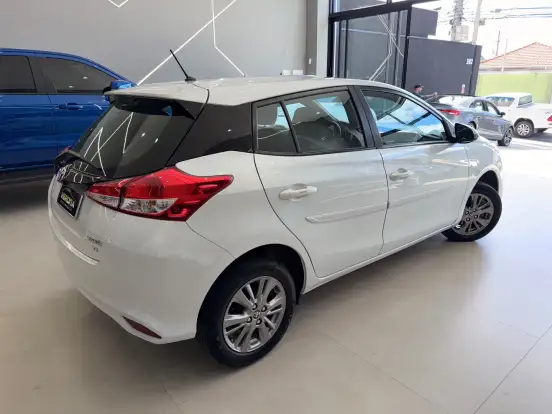 TOYOTA-YARIS-2021