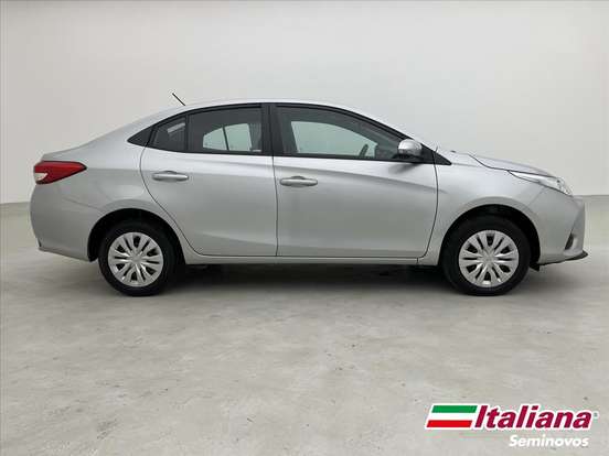 TOYOTA-YARIS-2024