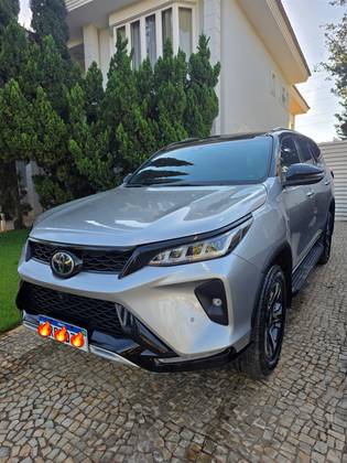 TOYOTA HILUX SW4 2.8 D-4D TURBO DIESEL DIAMOND 7L 4X4 AUTOMÁTICO