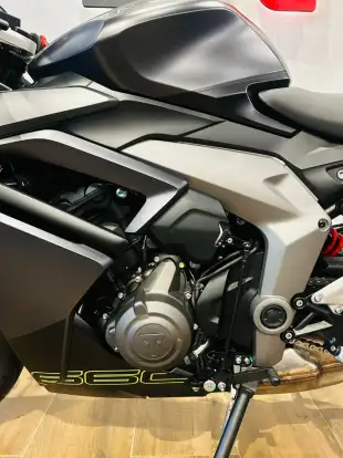 TRIUMPH-DAYTONA 660-2024