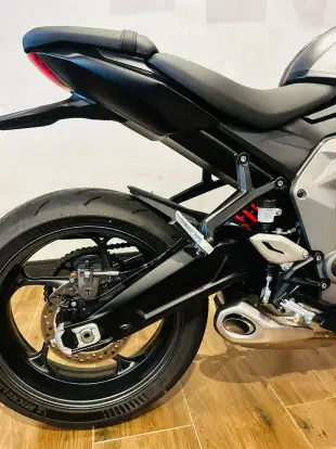 TRIUMPH-DAYTONA 660-2024