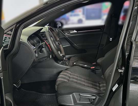 VOLKSWAGEN-GOLF-2017