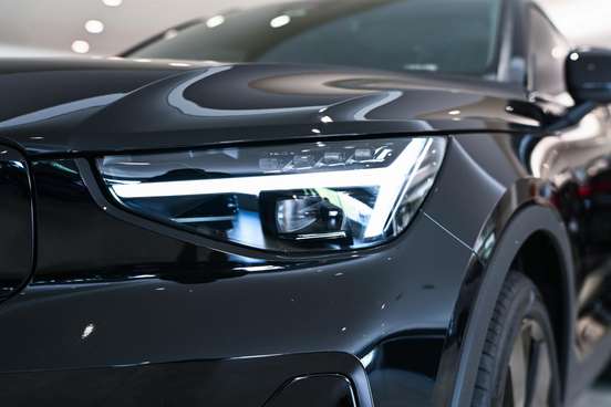 VOLVO-EX40-2025