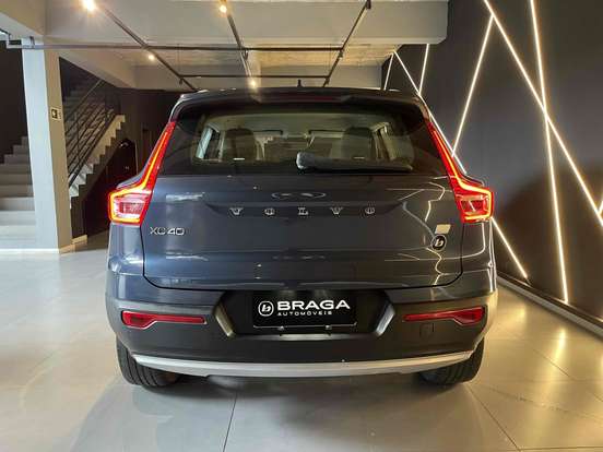 VOLVO-XC40-2021