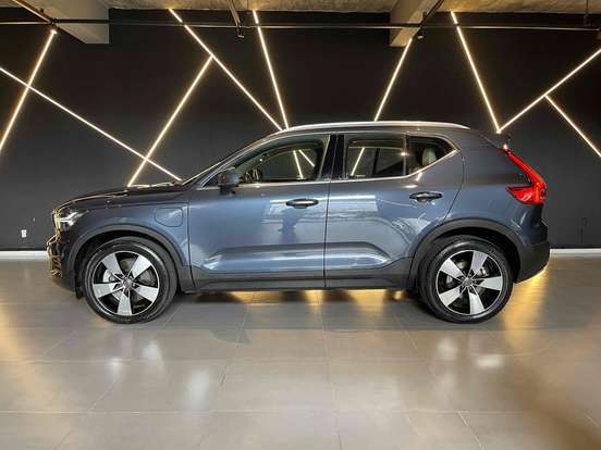 VOLVO-XC40-2021
