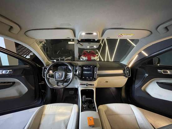 VOLVO-XC40-2021