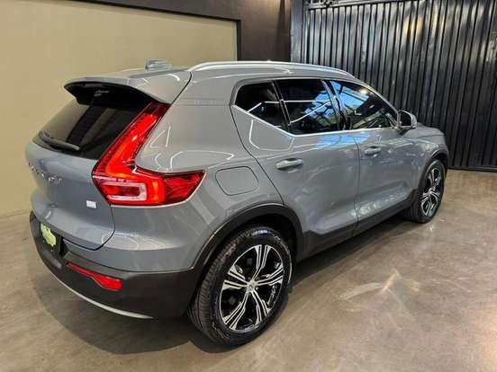 VOLVO-XC40-2021