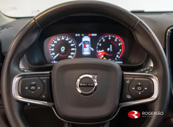 VOLVO-XC40-2020
