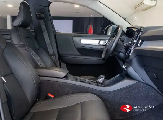 VOLVO-XC40-2020