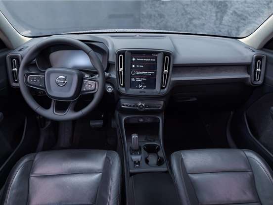 VOLVO-XC40-2018