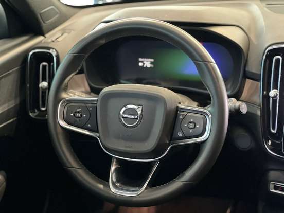 VOLVO-XC40-2023