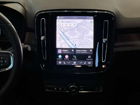 VOLVO-XC40-2023