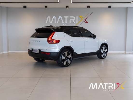 VOLVO-XC40-2023