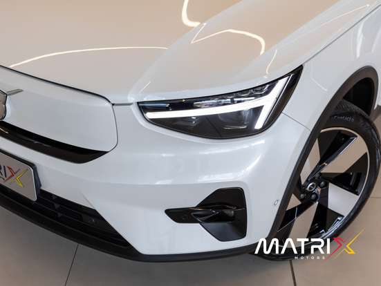 VOLVO-XC40-2023