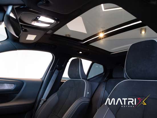VOLVO-XC40-2023