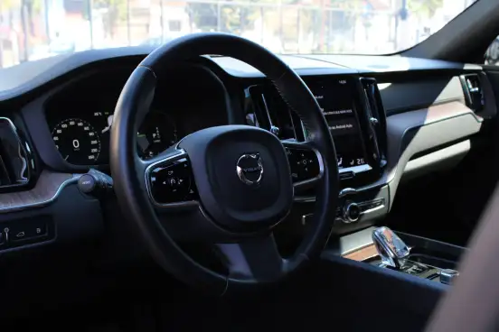 VOLVO-XC60-2021