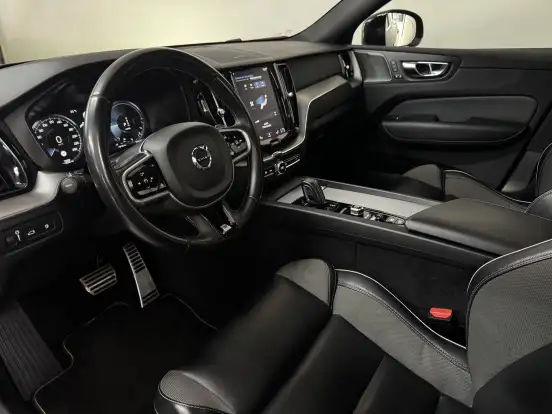 VOLVO-XC60-2020