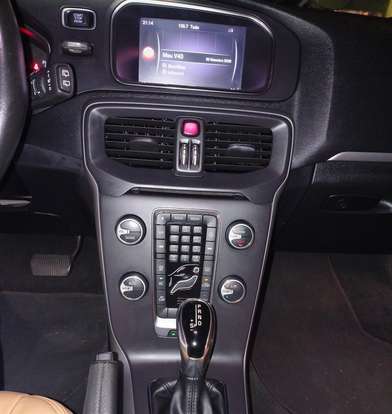 VOLVO-V40-2018