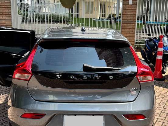 VOLVO-V40-2.0 T4 MOMENTUM GASOLINA 4P AUTOMÁTICO VOLVO-V40-2016