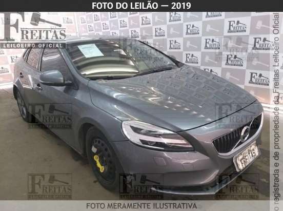 VOLVO-V40-2016