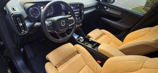 VOLVO-XC40-2021