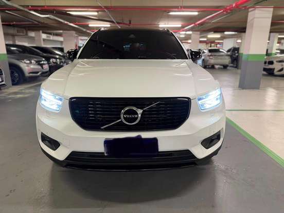 VOLVO-XC40-2020