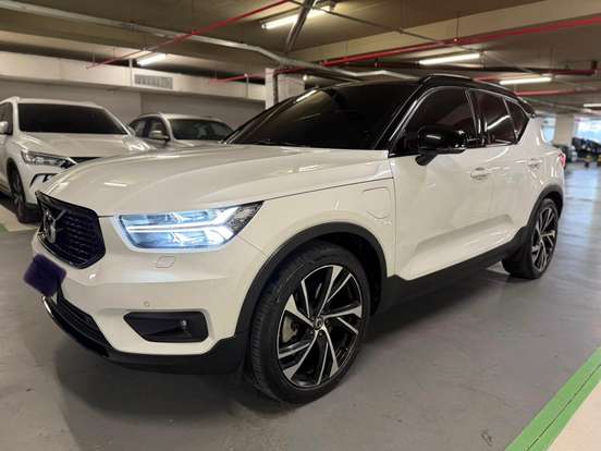 VOLVO-XC40-2020
