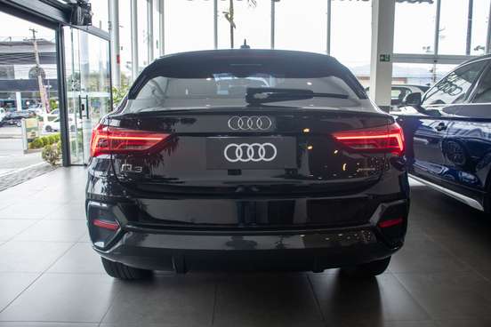 AUDI-Q3-2023