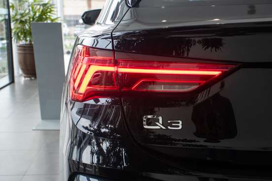 AUDI-Q3-2023