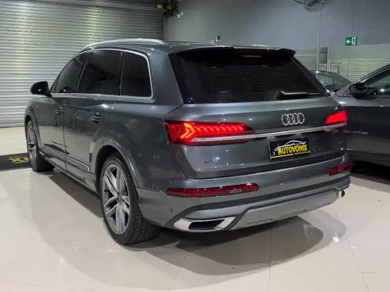 AUDI-Q7-2021