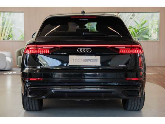AUDI-Q8-2022
