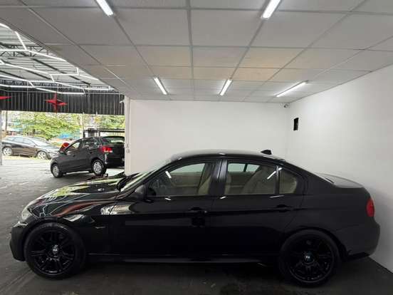 BMW-318i-2011