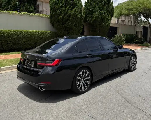 BMW-320i-2023