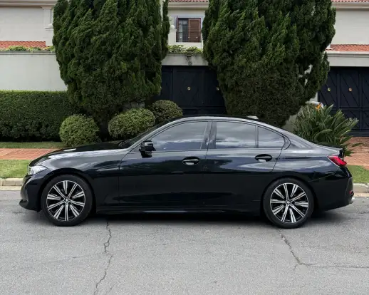 BMW-320i-2023