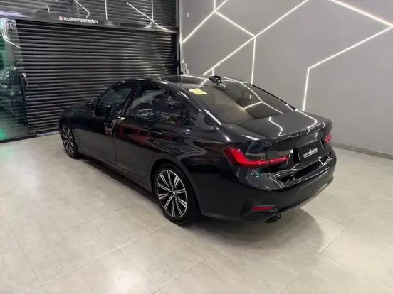 BMW-320i-2022