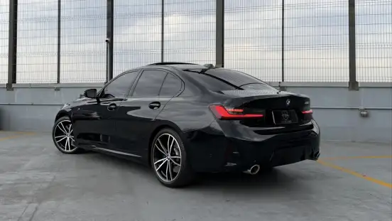 BMW-320i-2023