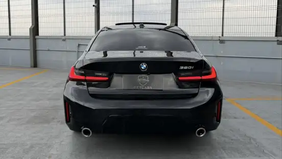 BMW-320i-2023