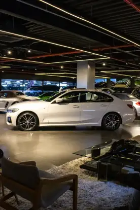 BMW-320i-2021