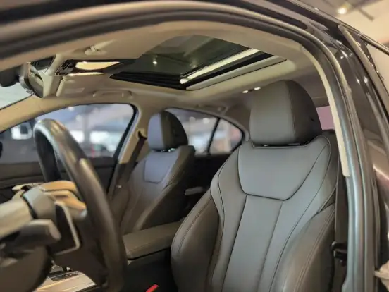 BMW-320i-2021