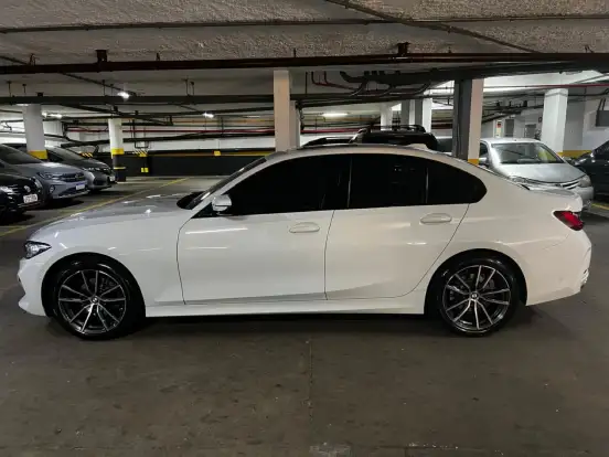 BMW-320i-2022