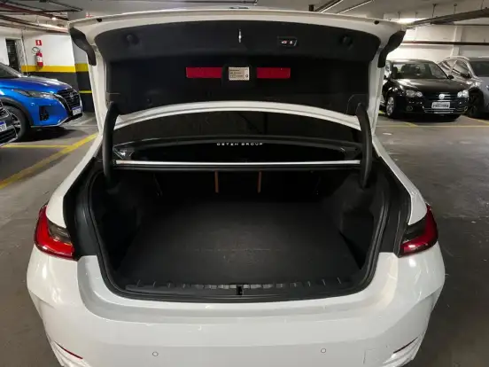 BMW-320i-2022