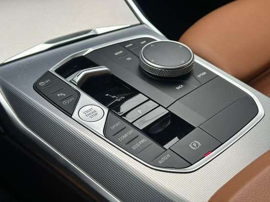 BMW-320i-2023