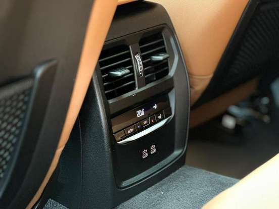 BMW-320i-2023