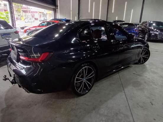 BMW-320i-2023